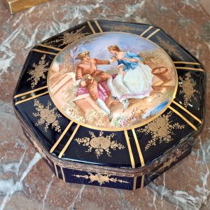 Bonbonnière en porcelaine
