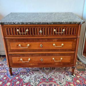 Commode en marqueterie de style Louis XVI