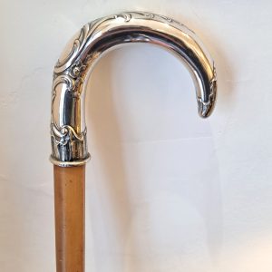 Canne à pommeau bec de corbin en argent massif