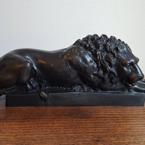 Lion couché en bronze d'après Antonio Canova