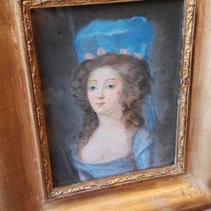 Portrait de jeune femme à la coiffe bleue